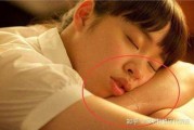 晚上睡觉流口水什么原因还很臭,晚上睡觉流很臭的口水的原因