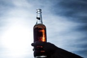 一人饮酒醉搞笑图片一人喝酒真实图片