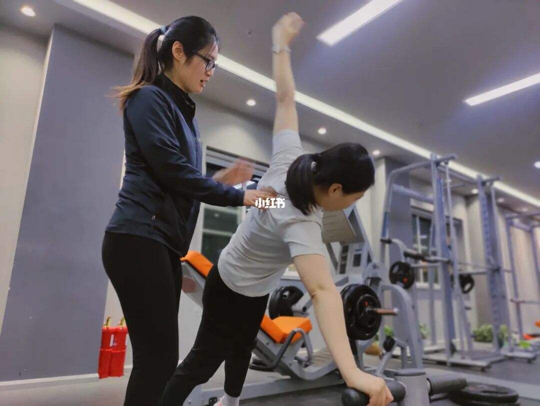 大妈健身房内掌掴私教:白养你了,大妈健身房内掌掴私教白养你了原视频