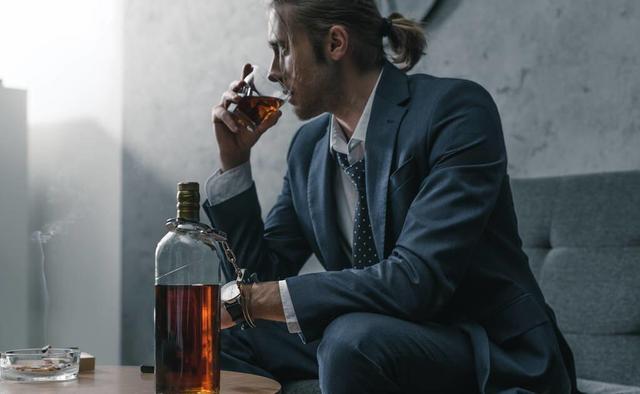 有酒瘾的男人身体表现,一个男人爱喝酒说明了什么