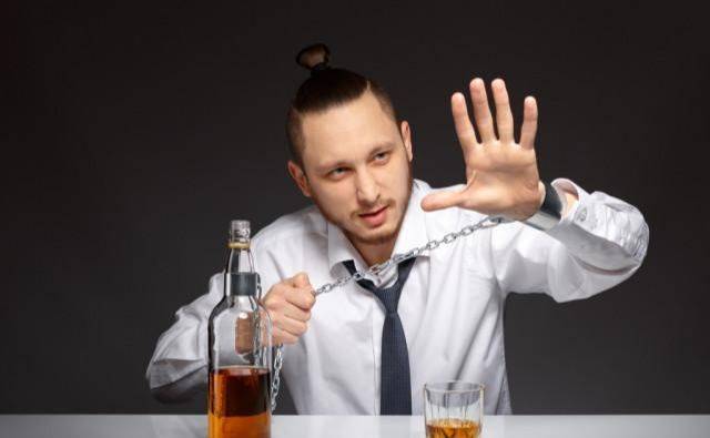 一个男人爱喝酒说明了什么心理,一个男人爱喝酒说明了什么