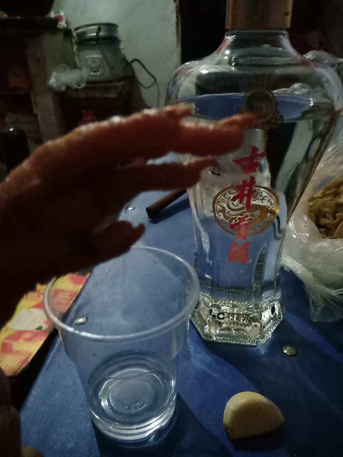 一烟一酒一人生图片女生一烟一酒一人生图片